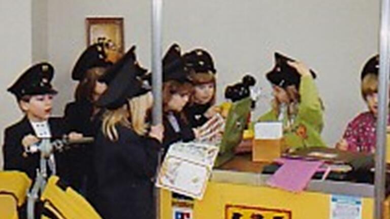 Auch das gab es einmal: Das Kinderpostamt in Bad Neustadt. Hier lernten die Kinder spielerisch die vielfältigen Aufgaben der Postbeamten kennen. Unter anderem auch das Ausfahren mit einem Postwagen. Auch das gab es einmal: Das Kinderpostamt in Bad Neustadt. Hier lernten die Kinder spielerisch die vielfältigen Aufgaben der Postbeamten kennen. Unter anderem auch das Ausfahren mit einem Postwagen.