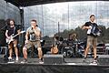Philipp, Tobias und Markus Thomann (von links) rocken zusammen mit ihrer Band das Feuerwehrzeltlager in Sulzbach.&nbsp;
