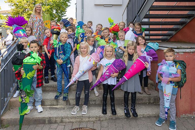 Marietta Haupt unterrichtet die Klasse 1b an der Grundschule in Ebern. 24 Mädchen und Jungen haben sich schon lange auf den ersten Unterrichtstag gefreut. Marietta Haupt unterrichtet die Klasse 1b an der Grundschule in Ebern. 24 Mädchen und Jungen haben sich schon lange auf den ersten Unterrichtstag gefreut.