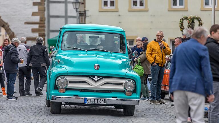 Liebhaber alter Autos kommen im April nach Prichsenstadt. Bei den Prichsenstadt Classics wird in der historischen Altstadt gefachsimpelt und gefeiert.