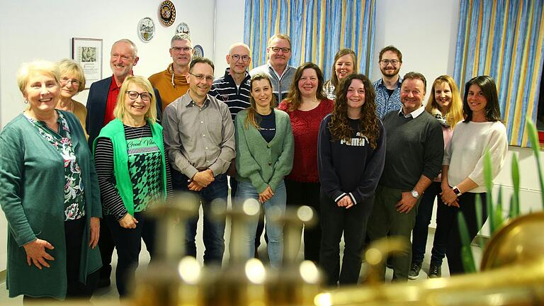 Beste Laune und viel Harmonie beim&nbsp; Vorstand des Wiesentheider Musik- und Gesangvereins (von links): Sabine Berthold, Ursula Henneberger, Heinz Dürner, Doris Lang, Norbert Kestler, Gert Lang, Winfried Berthold, Laura Fischer, Edgar Roske, Jutta Fehlbaum, Petra Liebald, Celine Jänsch, Kilian Berthold, Wolfgang Lurati, Michaela Barthel und Katrin Göpfert.