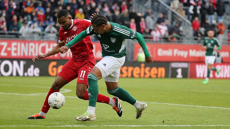 Beim Derby spielten heute die Würzburger Kickers gegen den FC 05 Schweinfurt und gewannen mit 3:0 das Spiel. v.li.: Fabrice Montcheu (FC Würzburger Kickers), Dominik N´gatie (1. FC Schweinfurt 05)