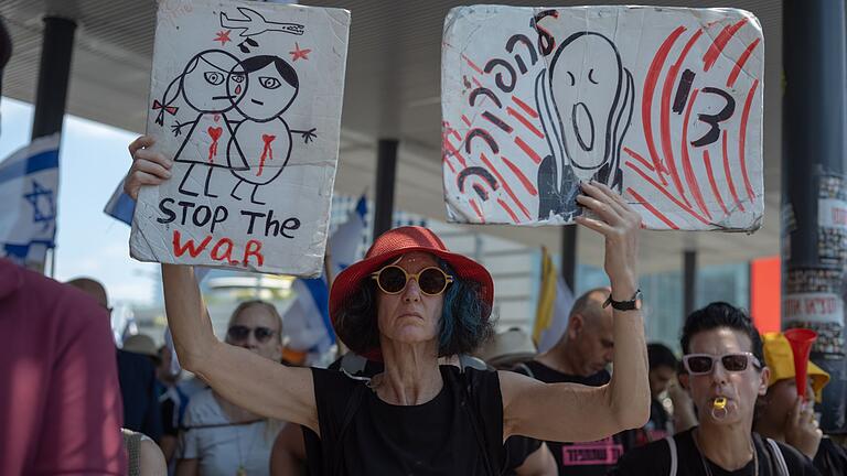 Nahostkonflikt - Tel Aviv       -  Die Freilassung der Geiseln und die Beendigung des Gaza-Kriegs gehen für die Demonstranten Hand in Hand.