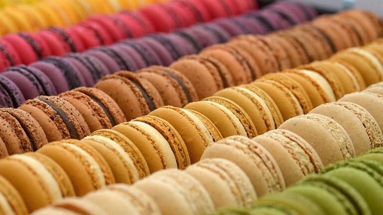 Macarons       -  Bunt, bunter, Macarons: Blick auf eine Auswahl des Trend-Gebäcks in Brüssel. (Archivbild von 2014)