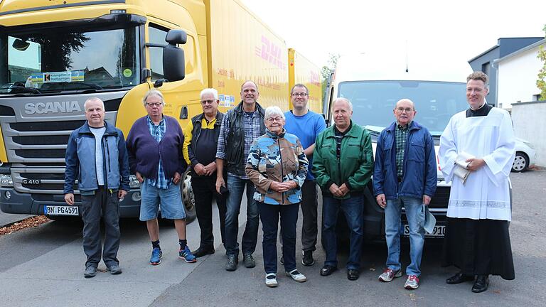 Die Mitfahrenden beim diesjährigen Hilfstransport der Kolpingsfamilie werden von Pfarrer Dr. Eugen Daigeler (rechts) verabschiedet: von links Franz-Josef Heusinger, Guido Jäger, Ottmar Lamprecht, Alexander Rheude, Renate Schleyer, Matthias Schmitt, Georg Tobie, Werner Steinruck.