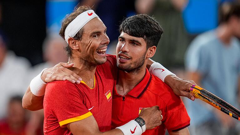 Rafael Nadal und Carlos Alcaraz       -  Bei den Olympischen Spielen verpassten Rafael Nadal (l) und Carlos Alcaraz eine Medaille.