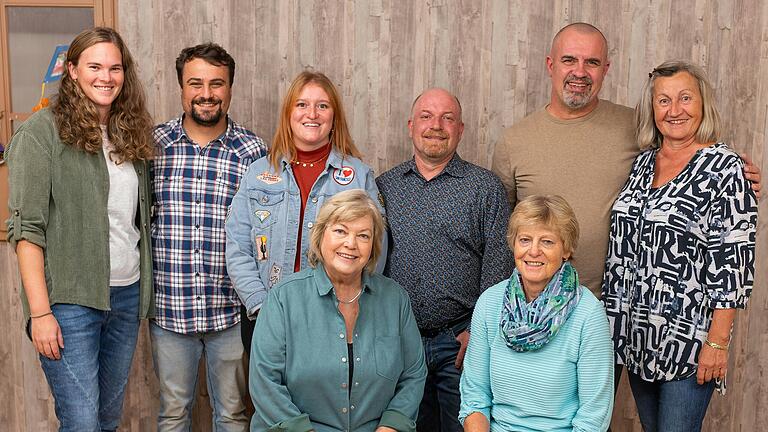 Sie machen mit beim Dreiakter 'Emil für Dich!' (von links): Saskia Stünkel,&nbsp; Andreas Ziegler, Lisa Korostil, Matthias Pfeuffer, Burkard Schmitt und Andrea Lehmann. Vorne: Doris Meth und Heidi Münch.