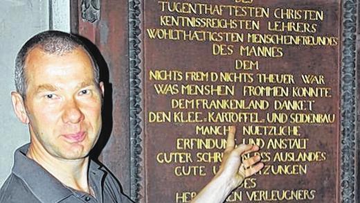 Harald Kilian weiß, welche Geschichte sicher hinter der Gedenktafel in St. Peter und Paul verbirgt.   HEIKE THISSEN