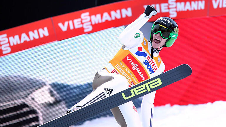 Vierschanzentournee       -  Peter Prevc aus Slowenien nach dem Sieg beim dritten Springen der Vierschanzentournee in Innsbruck. Foto: Daniel Karmann/dpa