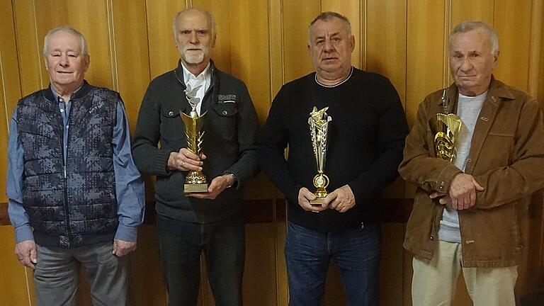 Erfolgreiche Meister: Der Taubenverein &bdquo;Gut Flug&ldquo; Obersinn zeichnete Meister und Sieger der abgelaufenen Flugsaison aus. Von links: Vorsitzender Walfried Eck, Franz Gehrlinger, der überragende &bdquo;Champion&ldquo; Heinrich Malczyk und Winfried Heinbuch.