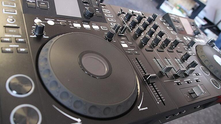 Auch Mixdecks für DJs bietet der Frammersbacher an. Auch Mixdecks für DJs bietet der Frammersbacher an.