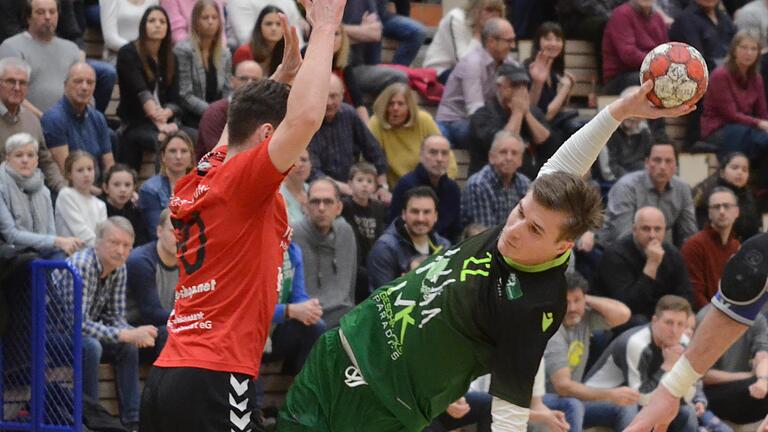 Ehemaliger Teamkollege im Anflug: Rimpars Maximilian Wirth (rechts) im Duell mit dem Lohrer Jonathan Born.