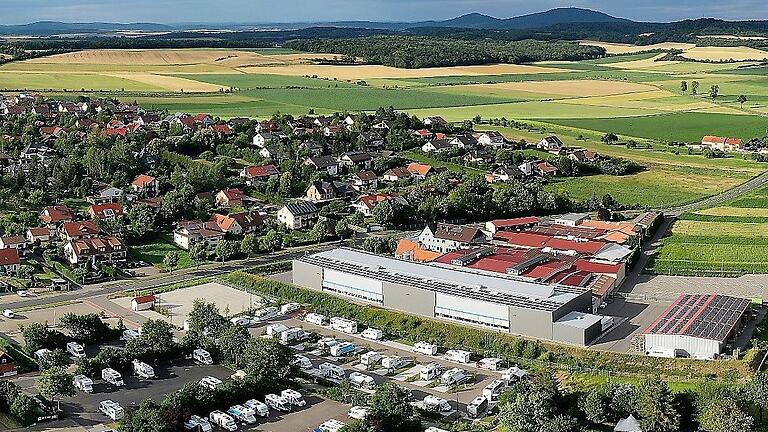 Blick auf das Betriebgelände der Firma Erhard in der Thüringer Straße,  den Wohnmobilstellplatz und das Wohngebiet im Osten der Stadt. Der Bauausschuss hatte keine Einwände gegen eine Erweiterung des Betriebs und das Versetzen einer bestehenden Lagerhalle.