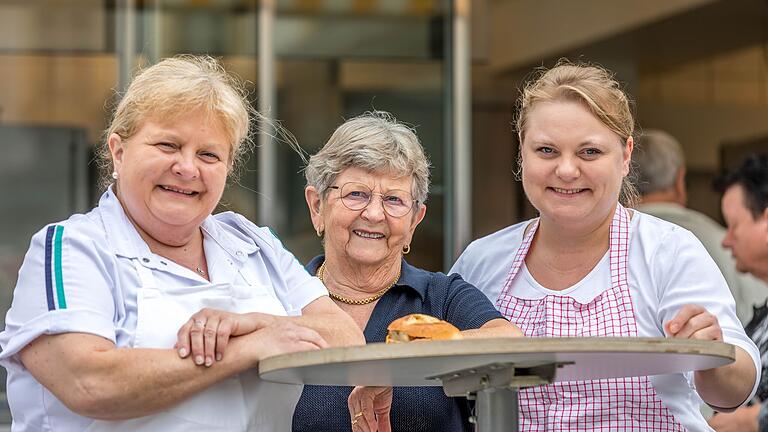 Die drei Damen vom Grill (v.l.):&nbsp; Silvia King (geb. Knüpfing), Hedwig Knüpfing und Charlene King-Demling geben nach einem halben Jahrhundert&nbsp; ihren Bratwurststand auf dem Würzburger Marktplatz auf.