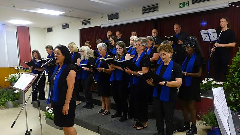 Auf dem Foto: Die Chorfreunde belcanto/Main Voices mit Chorleiterin Silvia Albert.