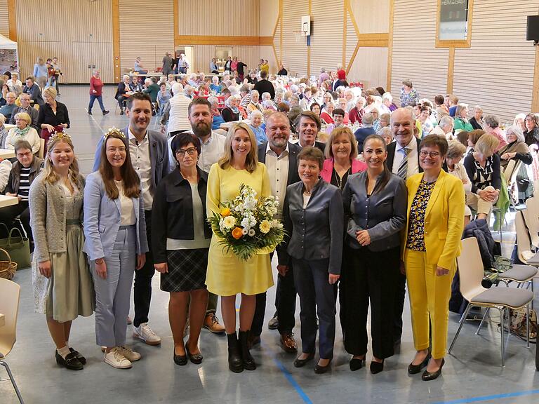 Die Ehrengäste beim Landfrauentag im Landkreis Würzburg (von links): Zuckerfee Magdalena Gebhardt, Fränkische Weinkönigin Lisa Lehritter, Landtagsabgeordneter Björn Jungbauer, stellvertretende Kreisbäuerin Margarete Barthel, Kreisobmann Michael Stolzenberger, Festrednerin Staatsministerin Anna Stolz, Landrat Thomas Eberth, Landtagsabgeordneter Felix von Zobel, Kreisbäuerin Martina Wild, Bürgermeisterin Rosi Schraud aus Estenfeld, Bundestagsabgeordnete Hülya Düber, Altlandrat Eberhard Nuß und Bezirksbäuerin Maria Hoßmann.