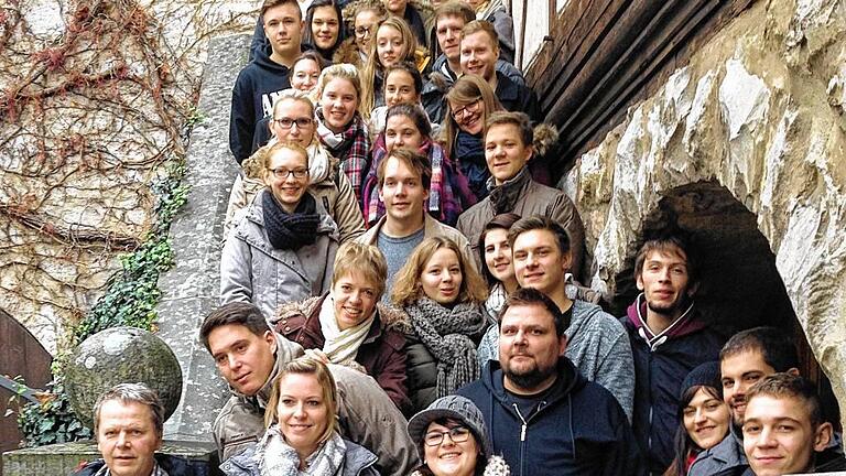 Dekanatsjugend auf Burg Hoheneck       -  (plo)   Drei Tage verbrachte die Evangelische Jugend des Dekanats Kitzingen auf der Burg Hoheneck oberhalb von Ipsheim im Landkreis Neustadt/Aisch-Bad Windsheim. Der Herbstkonvent stand unter dem Motto &bdquo;Heimwerken & Kreatives Gestalten&ldquo;. In drei Workshop-Runden bastelten die Teilnehmer verschiedene Dinge und entdeckten ihre künstlerische Ader, heißt es in einer Pressemitteilung. Selbst der Gottesdienst wurde gemeinsam von alle Anwesenden als &bdquo;Workshop-Gottesdienst&ldquo; aktiv mitgestaltet. Im Geschäftsordnungsteil wurden Marie Dienesch, Milan Ramsteiner, Jonas Schneider und Lea Zepter als Vertreter für die Evangelische Jugend auf der Kirchenkreiskonferenz gewählt.