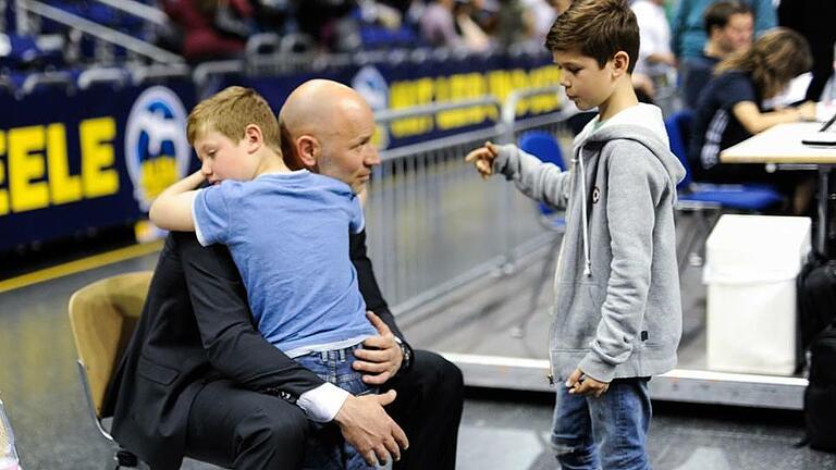 Der Trainer als Vater: Denis Wucherer - hier noch als Coach von Gießen - und seine Kinder nach einer Niederlage in Berlin, die den Hessen am letzten Spieltag die Play-off-Teilnahme gekostet hat. Ironie: Nur deshalb erreichte damals Würzburg, wo er heute arbeitet, das Viertelfinale um die Meisterschaft.&nbsp;