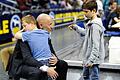 Der Trainer als Vater: Denis Wucherer - hier noch als Coach von Gießen - und seine Kinder nach einer Niederlage in Berlin, die den Hessen am letzten Spieltag die Play-off-Teilnahme gekostet hat. Ironie: Nur deshalb erreichte damals Würzburg, wo er heute arbeitet, das Viertelfinale um die Meisterschaft.&nbsp;