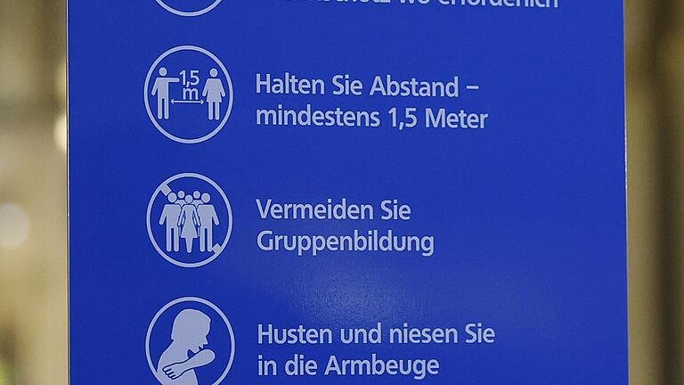 Hinweisschild der Stadt zu den Corona-Hygieneregeln.