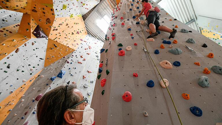Die Kletterhalle des DAV in Würzburg durfte nach dem Lockdown im Mai unter Coronaauflagen wieder öffnen. Die Kletterer müssen Maske tragen, Abstand beachten und einen Test machen. Die Kletterhalle des DAV in Würzburg durfte nach dem Lockdown im Mai unter Coronaauflagen wieder öffnen. Die Kletterer müssen Maske tragen, Abstand beachten und einen Test machen.