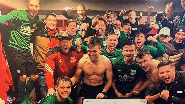Ein besonderer Genesungswunsch: Die Fußballer der DJK Schwebenried/Schwemmelsbach verabschiedeten Volker Hensel in ihrer Kabine lautstark in Richtung Klinik. Ein besonderer Genesungswunsch: Die Fußballer der DJK Schwebenried/Schwemmelsbach verabschiedeten Volker Hensel in ihrer Kabine lautstark in Richtung Klinik.