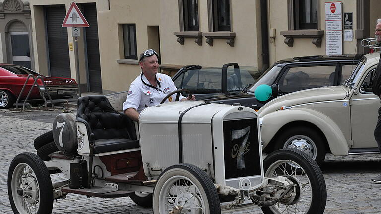 Steffen Hesse auf seinem Opel Baujahr 1907.