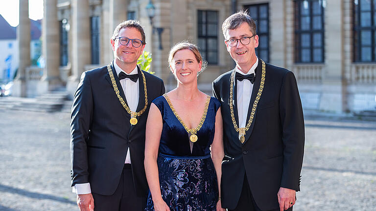 Herzlich Willkommen auf dem Mozartfest hießen die Gäste diesmal Bürgermeister Martin Heilig, Bürgermeisterin Judith Roth-Jörg und OB Christian Schuchardt.  Zahlreich flanierte die Würzburger Prominenz am Freitag 02.06.23 zur Eröffnung des 102. Mozartfestes über den Roten Teppich.