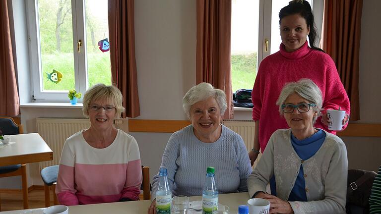 Regelmäßige Besucherinnen (von links): Maria Schulz, Elwira Schmitt, Christiane Nenninger und (stehend) Pfarrerin Julia Mucha.