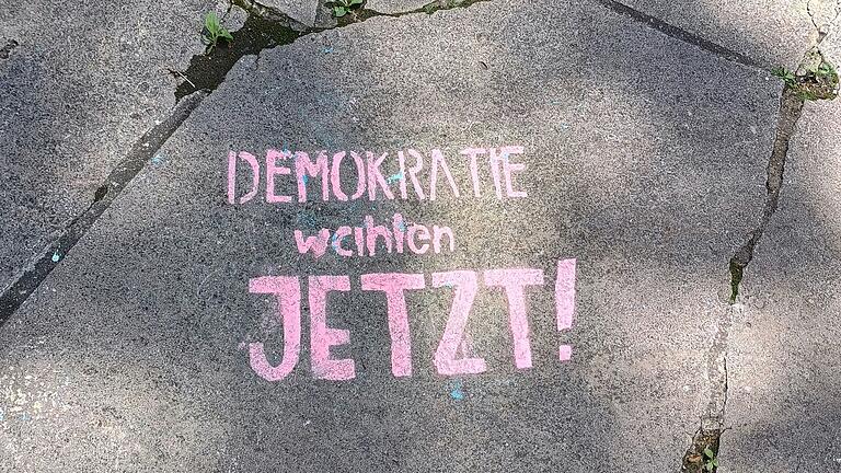 Eine der aktuellen Aktionen der KHG „Aktivist*in to go“ ermutigt die Teilnehmenden, ihrer Stimme Ausdruck zu verleihen - etwa durch Slogans, die als StreetArt mit Straßen- oder Sprühkreide im Stadtbild sichtbar werden. Eine der aktuellen Aktionen der KHG „Aktivist*in to go“ ermutigt die Teilnehmenden, ihrer Stimme Ausdruck zu verleihen - etwa durch Slogans, die als StreetArt mit Straßen- oder Sprühkreide im Stadtbild sichtbar werden.