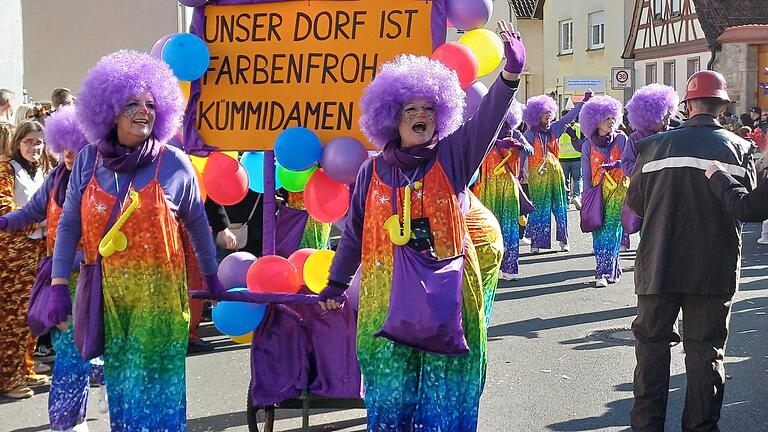 Die Kümmidamen       -  Die Kümmidamen Westheim bringen Farbe in den Faschingsumzug – unter dem Motto „Die Welt ist bunt“ feiern sie Lebensfreude und Vielfalt.