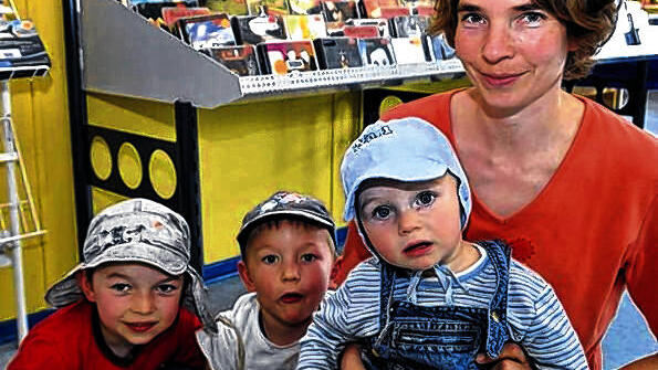 Bücherwürmer: Johannes (7 Jahre), Julius (4) und Jonas Fries (1 Jahr; von links) aus Hafenlohr mit ihrer Mama.