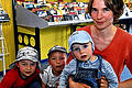 Bücherwürmer: Johannes (7 Jahre), Julius (4) und Jonas Fries (1 Jahr; von links) aus Hafenlohr mit ihrer Mama.
