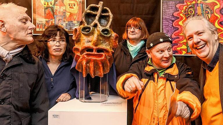 Glücklich über die „Klangspiele“ in St. Johannis (von links): Die Künstler und Künstlerinnen Edwin Vogel, Elena Schlegel, Angelika Bömml, Enrico Illhardt und der Initiator und Klangkünstler Burkard Schmidl. Glücklich über die „Klangspiele“ in St. Johannis (von links): Die Künstler und Künstlerinnen Edwin Vogel, Elena Schlegel, Angelika Bömml, Enrico Illhardt und der Initiator und Klangkünstler Burkard Schmidl.