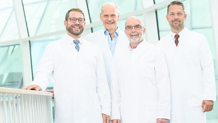 Privatdozent Dr. Arne Berner (rechts) und Prof. Dr. Andre Steinert (links) folgen auf Prof. Dr. Frank Gohlke (zweiter von links) und Dr. Michael Sperlich (zweiter von rechts). Berner und Steinert werden das Kompetenzzentrum für Orthopädie, Unfallchirurgie, Schulterchirurgie und Endoprothetik leiten. Privatdozent Dr. Arne Berner (rechts) und Prof. Dr. Andre Steinert (links) folgen auf Prof. Dr. Frank Gohlke (zweiter von links) und Dr. Michael Sperlich (zweiter von rechts). Berner und Steinert werden das Kompetenzzentrum für Orthopädie, Unfallchirurgie, Schulterchirurgie und Endoprothetik leiten.