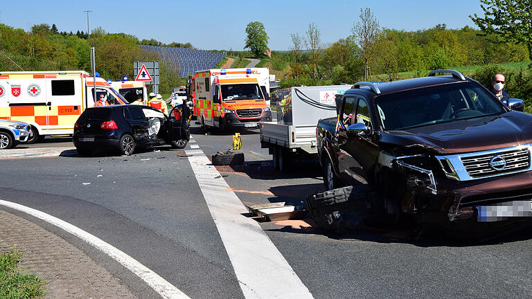 Unfall mit 30.000 Forellen: Vollsperrung der B8 bei Marktheidenfeld       -  Die Unfallstelle auf der B8 bei Marktheidenfeld.