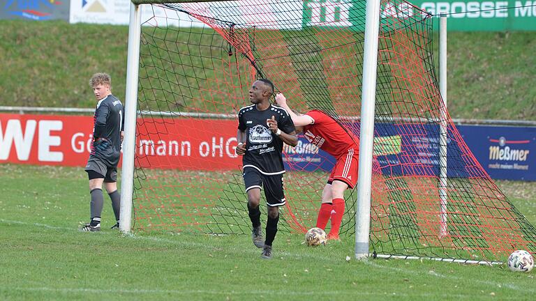 Freude nach dem 1:0: Austine Okoro (vorne, FC Gerolzhofen) hat soeben das 1:0 gegen Eisenheim/Wipfeld erzielt, Torwart Fabian Schmich (links) und Felix Reich haben das Nachsehen. Freude nach dem 1:0: Austine Okoro (vorne, FC Gerolzhofen) hat soeben das 1:0 gegen Eisenheim/Wipfeld erzielt, Torwart Fabian Schmich (links) und Felix Reich haben das Nachsehen. 
