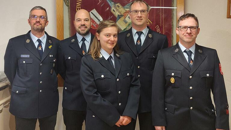 Der nun vollzählige neue Vorstand der Feuerwehr Westheim (von links): Vorsitzender Markus Reimer, stellvertretender Kommandant Daniel Wendel, Schriftführerin Sahra Schaudeck, Kommandant Christian Hartmann und Stellvertretender Vorsitzender Franz Greß. Der nun vollzählige neue Vorstand der Feuerwehr Westheim (von links): Vorsitzender Markus Reimer, stellvertretender Kommandant Daniel Wendel, Schriftführerin Sahra Schaudeck, Kommandant Christian Hartmann und Stellvertretender Vorsitzender Franz Greß.