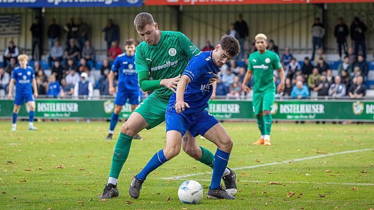 Samuel Röthlein (rechts) vom FV 04 Würzburg schirmt den Ball gegen Gegenspieler Tom Liebherr vom SV Fortuna Regensburg ab.