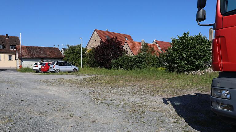 Der Privatparkplatz des ehemaligen Cafés Harmonie in Kitzingen: Die SPD kann sich hier Parkplätze für den nahen Kindergarten St. Michael vorstellen. Der Privatparkplatz des ehemaligen Cafés Harmonie in Kitzingen: Die SPD kann sich hier Parkplätze für den nahen Kindergarten St. Michael vorstellen.