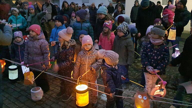 Mit ihren bunten Laternen waren wieder viele Kinder in Schwemmelsbach unterwegs und nahmen am Martinszug teil, welcher durch die örtliche DJK Sportjugend organisiert wurde. Mit ihren bunten Laternen waren wieder viele Kinder in Schwemmelsbach unterwegs und nahmen am Martinszug teil, welcher durch die örtliche DJK Sportjugend organisiert wurde.