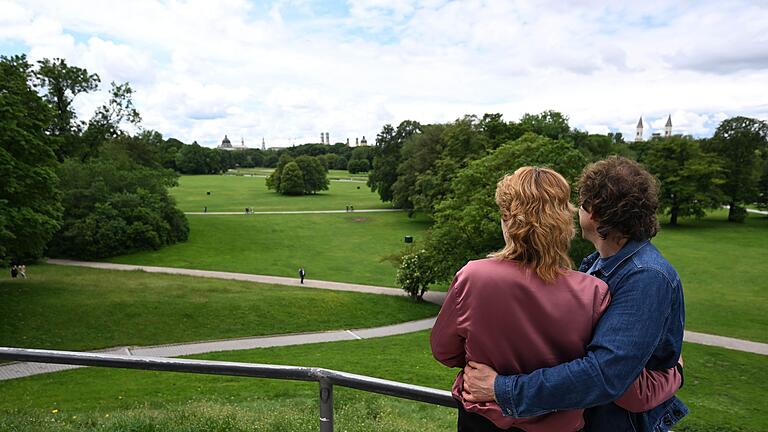 Englischer Garten in München       -  Dem Kurfürsten Karl Theodor haben die Münchner den berühmten Englischen Garten zu verdanken. Eine Ausstellung zeigt nun, warum der Herrscher dennoch unbeliebt war in Bayern.