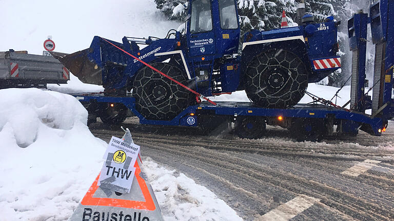 Das THW brachte Radlader mit Ketten und Schaufeln nach Berchtesgaden.  Rund um Berchtesgaden waren immer mehr Menschen wegen der Schneemassen von der Außenwelt abgeschnitten.