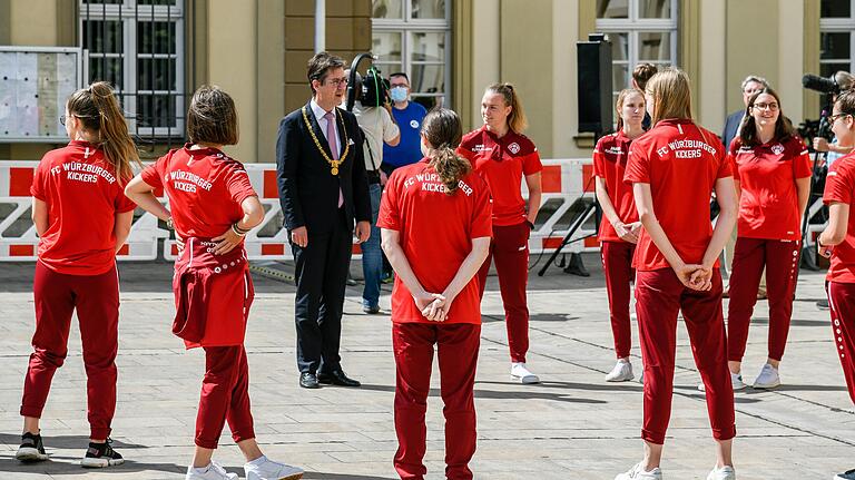 Umzingelt: Würzburgs Oberbürgermeisters Christian Schuchardt von der Frauenmannschaft der Würzburger Kickers. Umzingelt: Würzburgs Oberbürgermeisters Christian Schuchardt von der Frauenmannschaft der Würzburger Kickers.