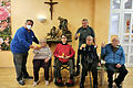 Auf dem Foto von rechts Oskar Rüpplein, Anni Krug, Elke Panhans, Berta Steinrichter, Einrichtungsleiter Stefan Dünkel; stehend im Hintergrund Heimbeiratsvorsitzender und Externer Emil Platzer.