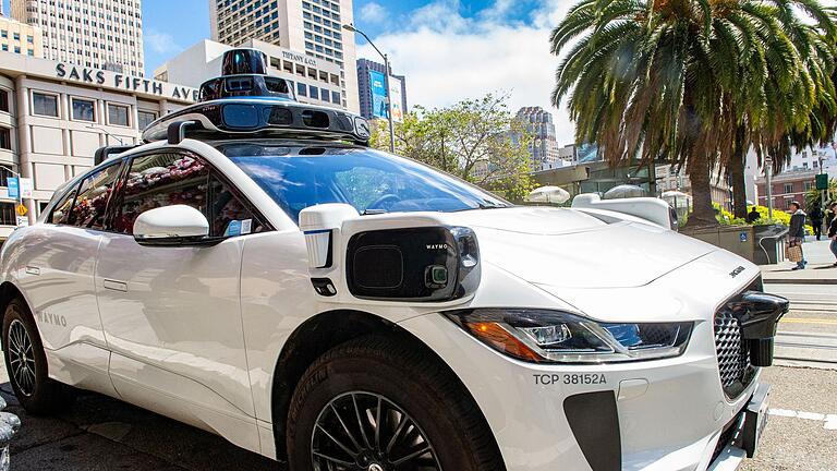 Robotaxi-Firma Waymo       -  Waymos Robotaxis reagierten mit Hupen, wenn ein ihnen ein anderes Auto zu nahe kommt. Doch auf einen Parkplatz hupten sich die selbstfahrenden Autos gegenseitig an. (Archivbild)