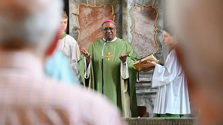 So wie früher als Aushilfspriester hielt Bischof Nirmol auch jetzt wieder bei seinem Besuch in der Region einen Gottesdienst in der Allerheiligenkirche in Ebenhausen. So wie früher als Aushilfspriester hielt Bischof Nirmol auch jetzt wieder bei seinem Besuch in der Region einen Gottesdienst in der Allerheiligenkirche in Ebenhausen.