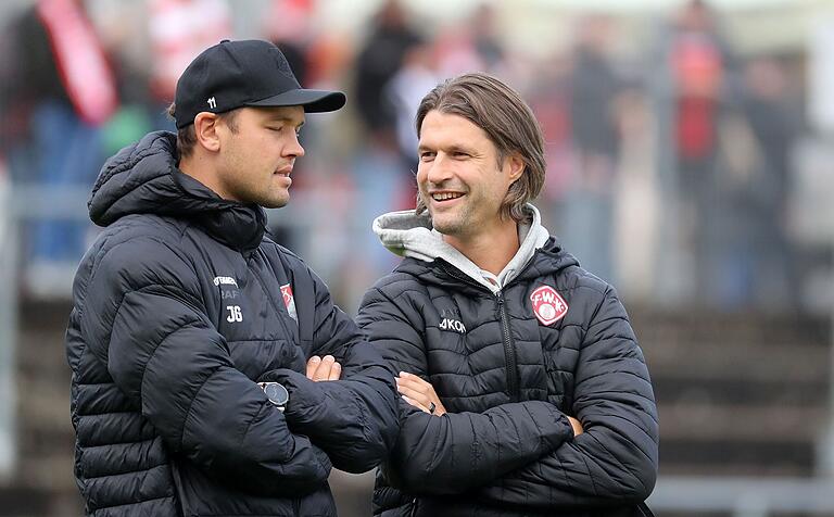 Trainergespräch: Aubstadt Julian Grell (links) und der neue Kickers-Chefcoach Martin Lanig. Trainergespräch: Aubstadt Julian Grell (links) und der neue Kickers-Chefcoach Martin Lanig.