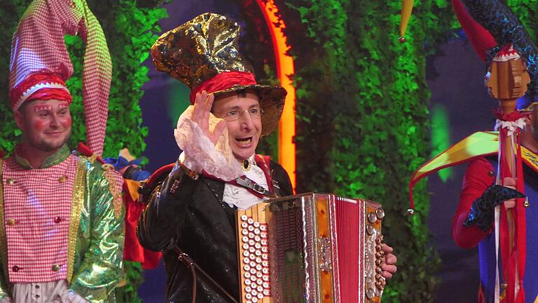 'Veitshöchheim Schakalaka! Beruhigt Euch!' Oti Schmelzer hat heuer seinen berühmten Einstiegssatz auf der Bühne von Fastnacht in Franken letztmals ausgesprochen. (Foto der Generalprobe) 'Veitshöchheim Schakalaka! Beruhigt Euch!' Oti Schmelzer hat heuer seinen berühmten Einstiegssatz auf der Bühne von Fastnacht in Franken letztmals ausgesprochen. (Foto der Generalprobe)