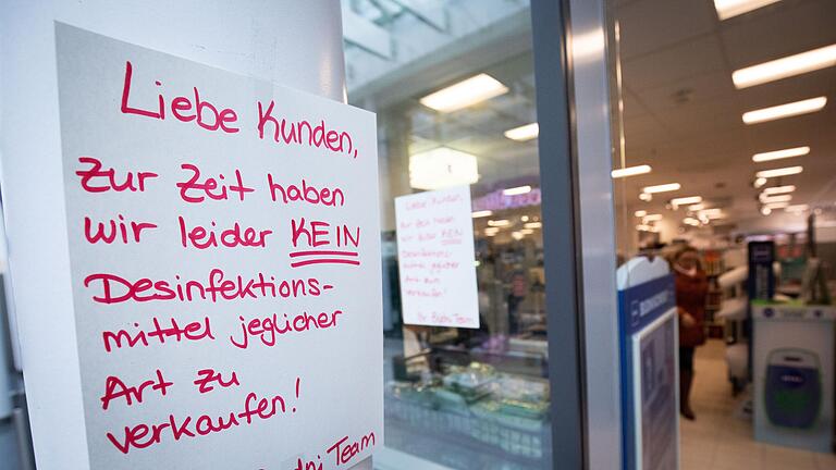 Auch in Schweinfurt hängen Apotheken und Drogeriemärkte solche Informationszettel aus wie in Hamburg, wo dieses Bild aufgenommen worden ist.